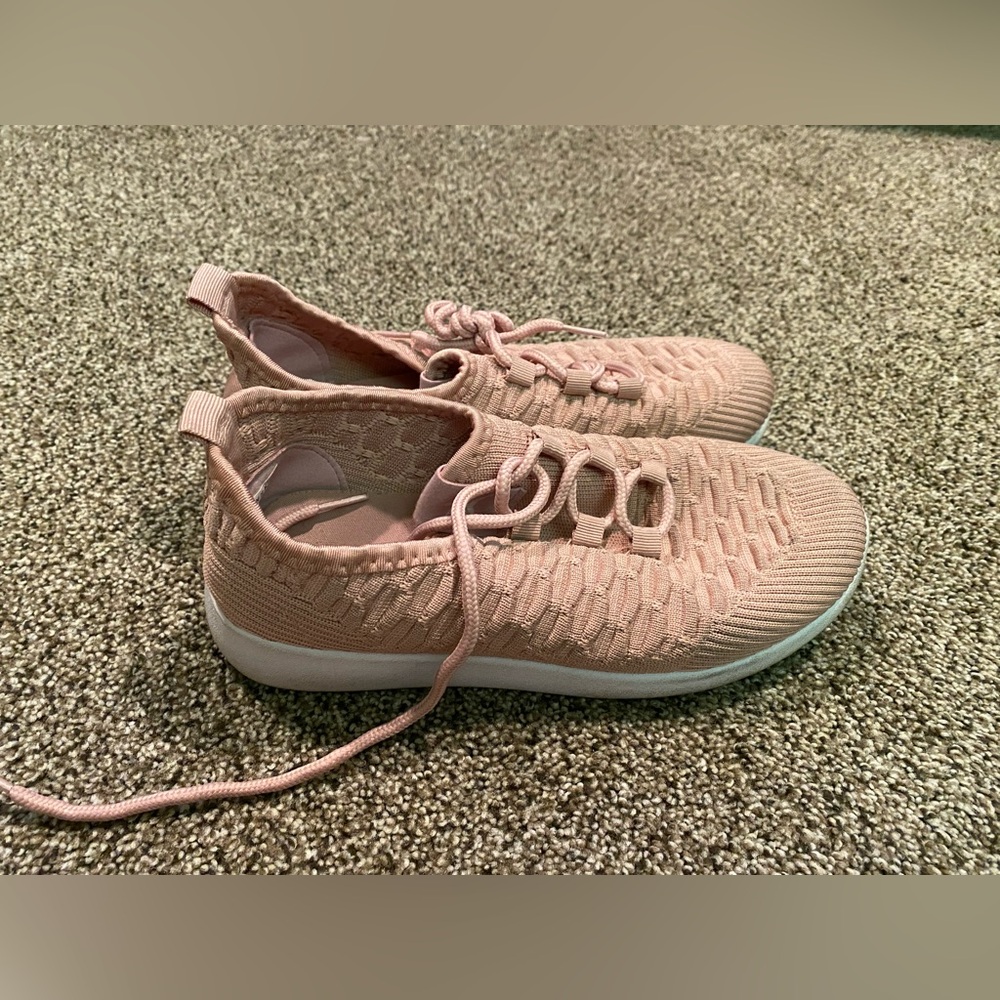 Girl’s Size 4 Danskin Tennis Shoes